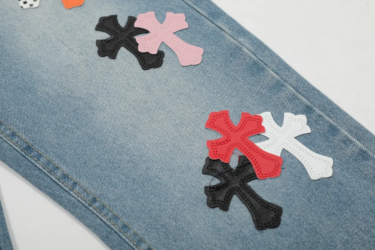 KE974#P250 The only correct leather label version on the market Chrome Hearts CH Cross embroidery distressed jeans Top ceiling quality 100% correct version The correct version is here!  Believe me this must be the best quality you will ever come across! ! Excellent value for money! !  Styles with different washes and textures are very friendly to people with thin legs and thick legs. The straight version is very flattering to the shape of the legs. The moderate length is timeless and easy to match. It is the basis of various styles and a must-have in the wardrobe! ! Add a little stacking to easily control this year's popular clean fit fabric. The fabric is stiff but the upper body is soft without losing texture. The sides and cuffs of some styles have a bone-wash effect. It's really hard not to love it! The outfit effect is immediate! ✅Correctly customize the Croxin metal leather label on the back panel. It is not sold directly with the cross on the finished jeans. 1:1 copying strives for excellence and the details are perfectly grasped. ✅The cross leather label is clear and smooth. Exquisite turning top craftsmanship. ✅Buttons, zippers and hardware are all customized versions of the Croxin LOGO. ✅High-cost washing process. Size: 28 30 32 34 36 (5 sizes)